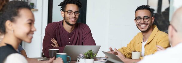 une équipe lors d'une reunion de travail autour d'une table